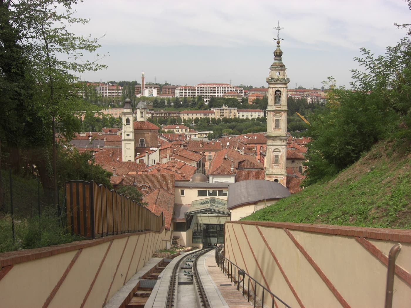 Mondovì - Arrivo nella stazione di Breo tramite funicolare. Sullo Sfondo i tetti del rione Breo